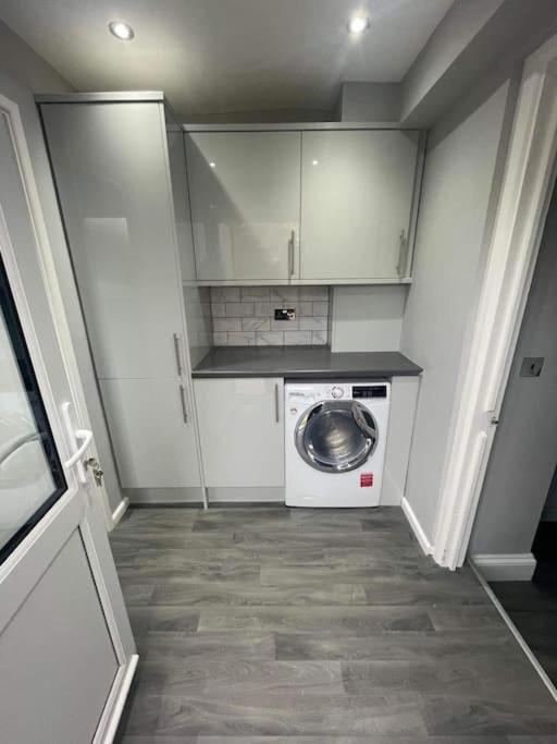 Large 1 Bedroom Flat With Private Parking Plymouth Exterior foto